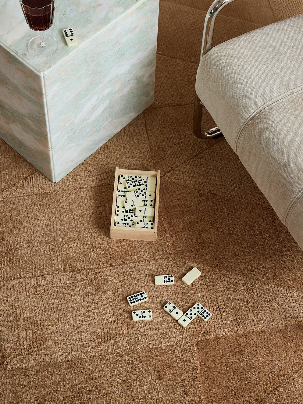 Dywany: monochromatyczna elegancja