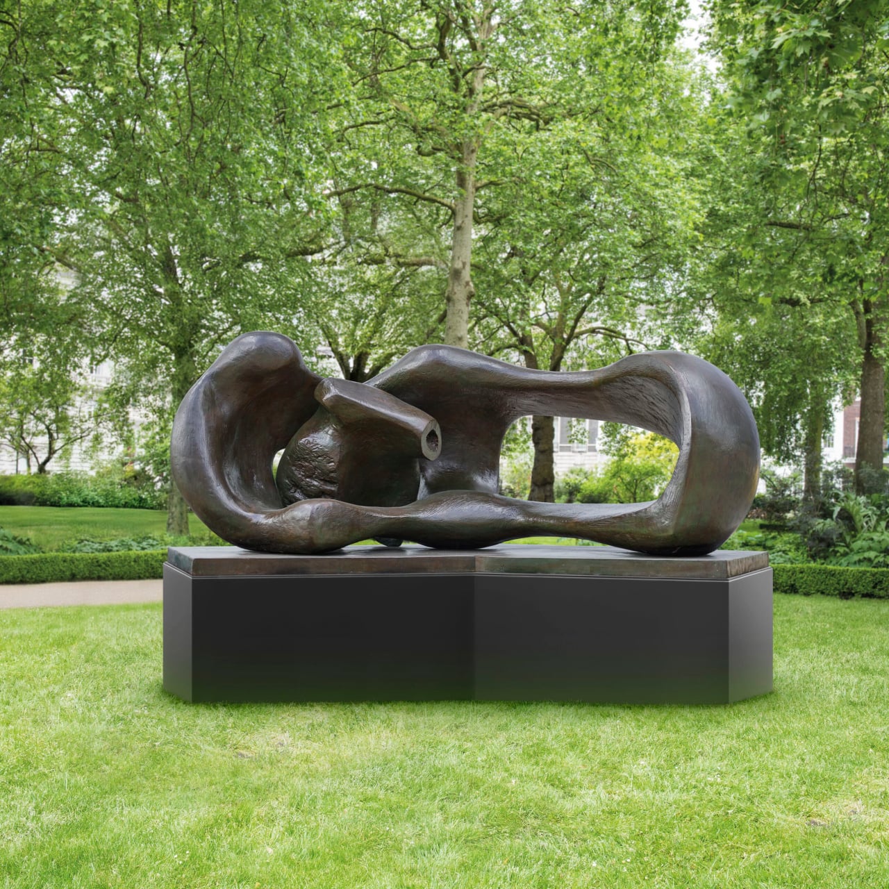 Christie’s Dream Big Summer Edit – Monumental Sculptures by Gormley, Hirst, Kusama & More 5 Henry Moore