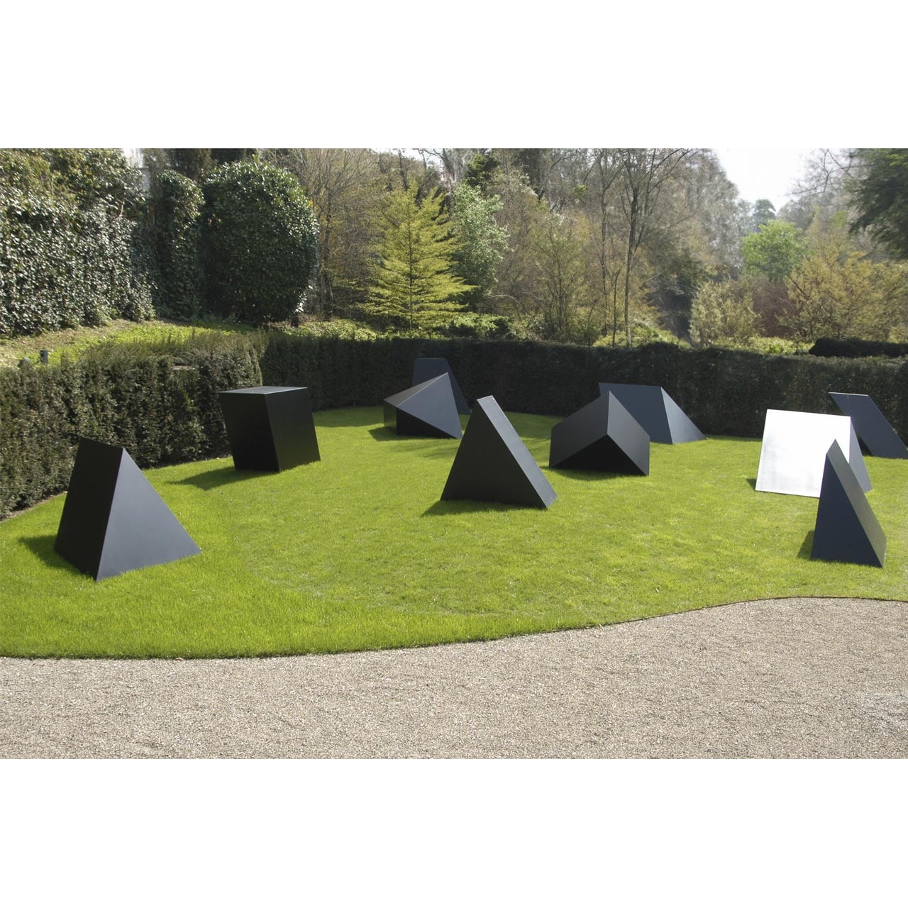 Christie’s Dream Big Summer Edit – Monumental Sculptures by Gormley, Hirst, Kusama & More 6 Tony Smith